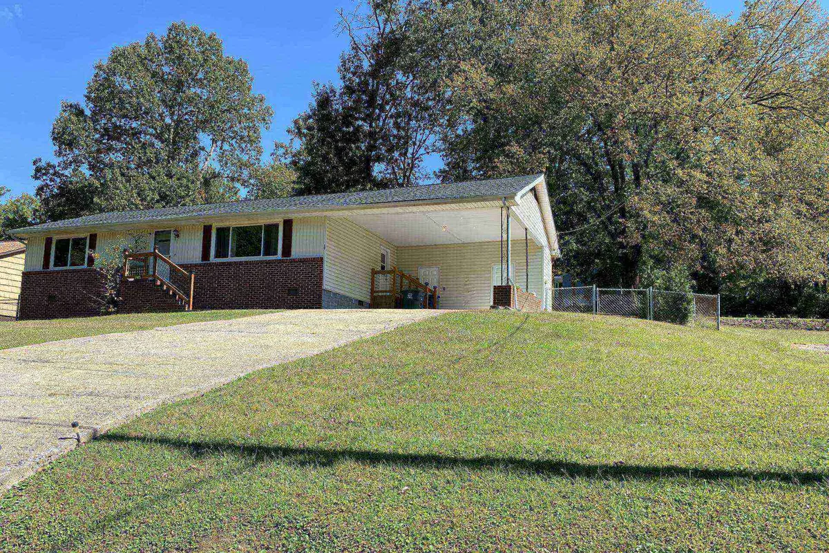 The house’s inviting front facade is framed by a classic front porch, a spacious driveway, and mature trees. The setting offers ample space for dogs to play and owners to enjoy relaxing mornings outdoors, with a sense of safety and room to roam.